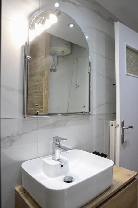 Stylish And Comfortable Apartment Athènes Extérieur photo